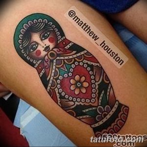 Фото тату на ноге: матрешка с сложным узором и яркими цветами, выполненная в традиционном стиле.