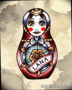 Фото тату матрешки с изображением цветка и надписью 'LANA'. Рисунок выполнен в ярких цветах с использованием синего, красного и зеленого.