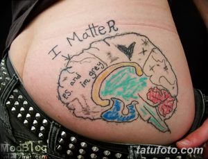 Фото тату на бедре с надписью 'I Matter' и рисунком в стиле детского творчества, выполненным черными и цветными линиями.