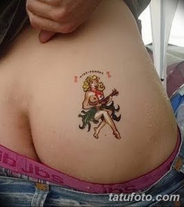Фото тату с изображением девушки, играющей на гитаре, на ягодице. Яркий рисунок татуировки в стиле олд скул с музыкальной тематикой.