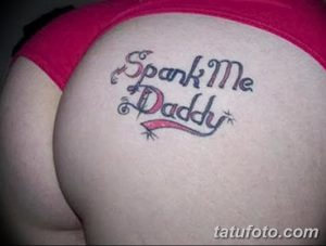 Фото тату: татуировка с надписью "Spank Me Daddy" на спине женщины, выполненная в игривом стиле.