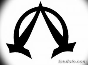 Черно-белое фото минималистичной татуировки с изображением символов Альфа и Омега.