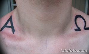 Фото тату букв Альфа и Омега на ключицах, выполненное в черном цвете с четкими контурами. Минималистичный дизайн.