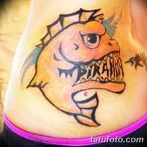 Фото простой татуировки пираньи на животе. Черно-белый рисунок с надписью 'PIRANHA'. Подходит для любителей минимализма и морской тематики.