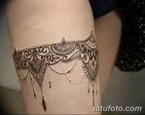 Фото тату: кружевной узор на женском бедре, выполненный в технике blackwork, детальная проработка, женственный дизайн.