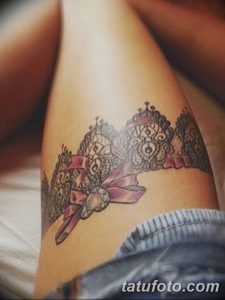 Фото тату бабочки с кружевным узором на женской ноге. Красочный рисунок татуировки выполнен в акварельном стиле.