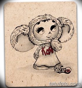 Фото тату Чебурашки в стиле скетч на бежевом фоне. Рисунок выполнен в черно-серых тонах с добавлением красных акцентов.
