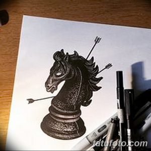 Эскиз татуировки: стилизованное изображение шахматного коня, пронзенного стрелами, выполненное в черно-белой графике.