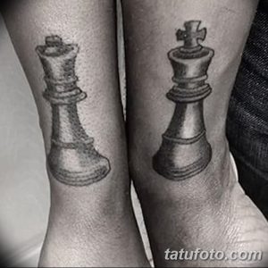 Фото парных тату на лодыжках: шахматные король и королева в черно-белых тонах. Минималистичный дизайн, четкие линии, парная татуировка для пары.