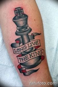 Цветное фото тату с изображением шахматного короля и надписью "Long Live The King" на ленте, выполненное в традиционном стиле.