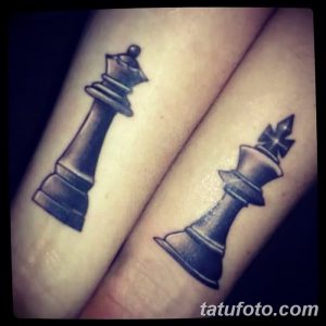 Фото парных татуировок шахматной королевы и короля на руках. Черно-серые татуировки с реалистичной проработкой деталей.