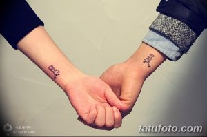 Фото парных тату на запястьях: розовые сердца с ключиками, символизирующие любовь и верность. Нежные и минималистичные рисунки татуировок.