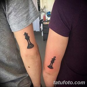 Фото парных тату на локтях с изображением шахматного короля и королевы. Небольшие и стильные рисунки в черно-серых тонах.