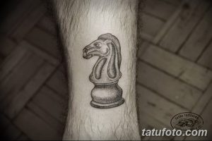 Фотография минималистичной татуировки на ноге, изображающей шахматного коня. Рисунок выполнен в технике dotwork с использованием точек для создания объема.