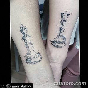 Фотография парных татуировок на ногах, изображающих шахматные фигуры. Тату выполнены в минималистичном стиле с использованием тонких линий.