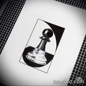 Черно-белое фото тату с изображением шахматной пешки, выполненной в технике графики и точечной штриховки. Эскиз татуировки выглядит стильно и лаконично.