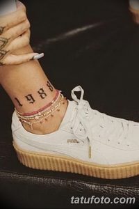 Фото татуировки с цифрами '1988' на лодыжке, выполненной в простом, лаконичном стиле. Идеальный пример минималистичной татуировки с личным значением.