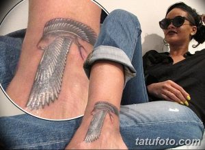 Фото тату на лодыжке Рианны: изображение орла в полете, выполненное в черно-серых тонах. Детализированная проработка перьев и крыльев.
