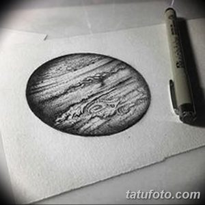 Черно-белый эскиз татуировки планеты Юпитер, выполненный в технике графики. Детализированное изображение атмосферы Юпитера с полосами и вихрями.
