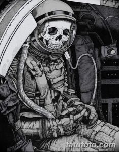 Черно-белый эскиз татуировки с изображением скелета в скафандре космонавта, выполненный в реалистичной технике.