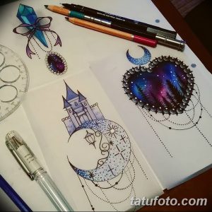 Эскиз татуировки с замком, расположенным на фоне космического пейзажа, выполненный в акварельной технике. Нежный и мечтательный рисунок.