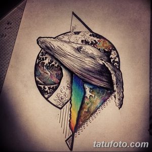 Эскиз татуировки с китом, плывущим в космосе, с акварельными разводами и галактическим фоном. Яркий и необычный рисунок.