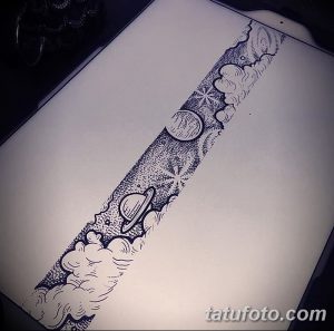 Черно-белый эскиз татуировки в виде вертикальной полосы, заполненной космическими элементами: планетами, звездами и облаками.