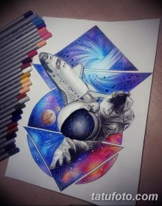 Цветной эскиз татуировки: космонавт, парящий в космосе рядом с космическим шаттлом. Фон – красочное звездное небо и планеты.