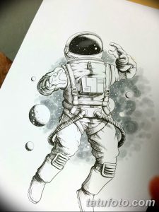 Черно-белый эскиз татуировки с изображением космонавта, парящего в открытом космосе среди планет и звезд. Детализированный рисунок для любителей космоса.