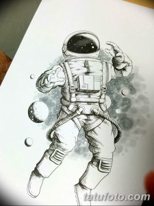 Черно-белый эскиз татуировки с изображением космонавта, парящего в открытом космосе среди планет и звезд. Детализированный рисунок для любителей космоса.