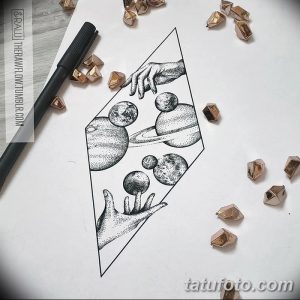 Черно-белый эскиз татуировки с изображением рук, держащих планеты, в геометрической форме ромба, выполненный точками.