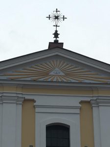 Фото татуировки на фасаде здания. Рисунок в виде глаза в лучах, крест на крыше. Необычный арт-объект, идеи для татуировок.