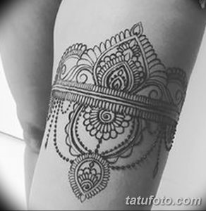 Фото тату мехенди на руке, выполненное в традиционном восточном стиле с использованием тонких линий и ажурных узоров.