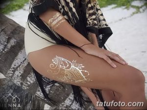 Фото тату мехенди на бедре. Изображение узора, выполненного золотой краской. Роскошный и необычный рисунок для вдохновения.