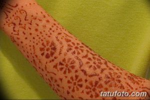Фото татуировки хной на руке с изображением абстрактных узоров и точек. Оригинальный рисунок татуировки хной в восточном стиле.