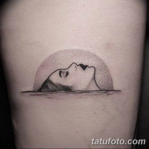 Фото минималистичной татуировки на руке, выполненной в технике pointillism. Изображено лицо человека в профиль, созданное из множества точек.
