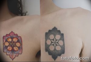 Фото двух татуировок на спине с изображением мандал. Одна мандала выполнена в ярких цветах, другая - в черном цвете. Детализированный рисунок татуировки.
