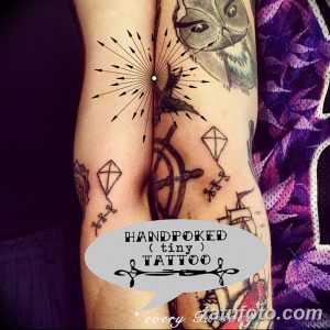 Фото татуировок на руке: handpoked татуировки с изображением геометрических фигур и бриллиантов. Небольшие, минималистичные татуировки в черном цвете.
