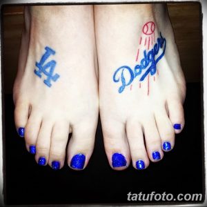 Фото татуировок с логотипами бейсбольной команды Dodgers на стопах. Использованы синие и красные цвета.