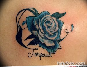 Фото тату голубой розы с именем "Jonpaul". Простой и элегантный рисунок татуировки с использованием голубых и черных оттенков. Эскиз тату для любителей цветов.