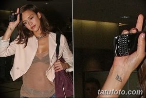 Фотография татуировки надписью "Mom" на запястье Джессики Альбы. Рисунок выполнен в черном цвете, с четкими линиями.