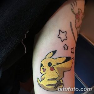 Фото тату Пикачу из Pokemon, окруженного звездами. Простой и милый рисунок в ярких желтых и черных тонах.