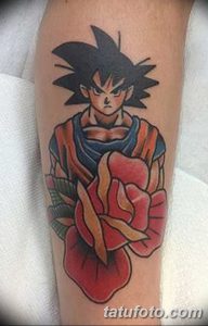 Фото тату Сон Гоку из Dragon Ball, держащего в руках красную розу. Яркий и детализированный рисунок в стиле аниме.