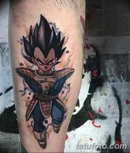 Фото тату: Веджита из Dragon Ball Z в боевой позе на ноге. Яркие цвета, аниме стиль, динамичная композиция.