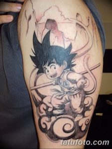 Фото тату: Гоку из Dragon Ball в боевой позе на руке. Яркие цвета, аниме стиль, динамичная композиция.