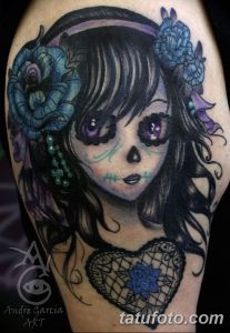 Фото тату: Девушка в стиле Sugar Skull с цветами на плече. Яркие цвета, детальная прорисовка, реалистичный стиль.