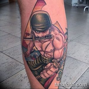 Фото тату с изображением Зоро Роноа из аниме 'One Piece' на ноге. Динамичная поза, три меча, яркие цвета, стиль аниме.