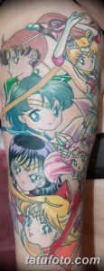 Фото татуировки Sailor Moon с изображением нескольких персонажей из аниме на руке. Яркие цвета и детализированный рисунок.