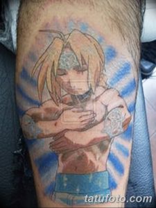 Фото тату персонажа Элрика из аниме Fullmetal Alchemist на руке. Яркие цвета и детализированный рисунок.