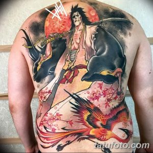 Фото тату на спине с изображением Кеншина Химуры из аниме Rurouni Kenshin, выполненное в ярких цветах и с детальной проработкой.